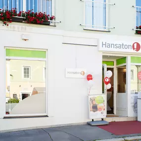 Hansaton Hörkompetenz-Zentrum Hauptplatz 11, Neulengbach von der gegenüberliegenden Straßenseite kommend