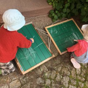 Spielen im Garten. Tagesmutter Andrea in Erfurt, Thüringen. Kinderbetreuung ab einem Alter von 3 Monaten.