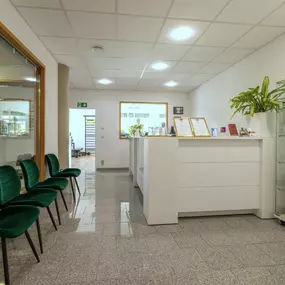 Der helle, modern gestaltete Empfangsbereich von Human Health Concepts vermittelt einen freundlichen ersten Eindruck und schafft eine angenehme Atmosphäre für Patientinnen und Patienten.