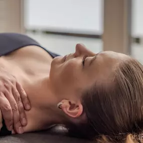 Das Bild zeigt einen Physiotherapeuten, der die Schulter eines Patienten manuell behandelt – Teil einer gezielten physiotherapeutischen Anwendung.