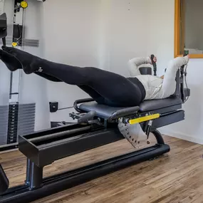 Das Bild zeigt einen Patienten beim individuell angeleiteten Gerätetraining im Bereich des Personal Trainings.