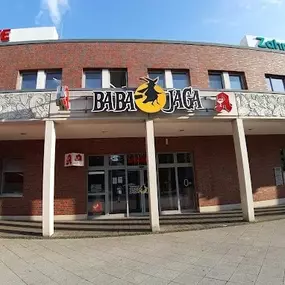 Aussenansicht der Baba Jaga Apotheke