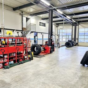 Unsere Räumlichkeiten bieten viel Platz, so dass auch bei grossen Baummaschinen und LKWs professionell und in kürze neue Reifen montiert werden können.