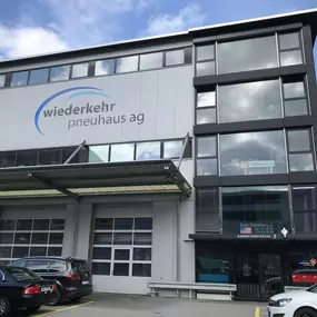 An der Aawasserstrasse in Oberdorf befindet sich unser Pneuhaus-Betrieb. Unter dem Dach der Leo Schallberger AG gibts viel Fachkompetenz rund um Fahrzeuge. Landwirtschaftsfahrzeuge, Nutzfahrzeuge, Kleingeräte und dazu immer die passenden Reifen.