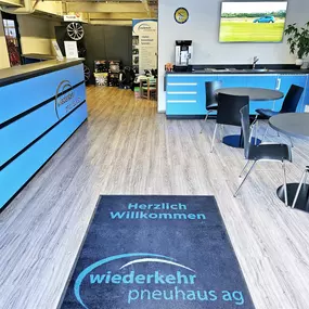 Der Verkaufsraum lädt zum Verweilen ein mit TV, Zeitschriften, kostenlosem WLAN und einem Getränk. An der Verkaufstheke beraten wir Sie gerne und erstellen Ihnen die gewünschte Offerte.