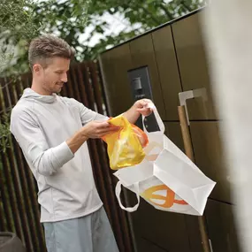Morgengold Frühstücksdienste – Ihr Lieferservice für Semmeln, Weckerl und Brot in Österreich

Morgengold bringt frische Semmeln, Weckerl, Laiberl und Brot direkt an die Haustüre – in zahlreichen Städten und Regionen in Österreich. Ob werktags, an Sonntagen oder an Feiertagen, unser zuverlässiger Frühstückslieferservice sorgt für ein entspanntes Frühstück mit ofenfrischen Backwaren aus regionalen Handwerksbäckereien.