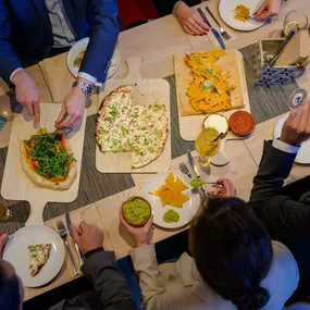 Auswahl an internationalen Speisen und lokalen Spezialitäten im DELI Restaurant & Bar im Mercure Zürich City