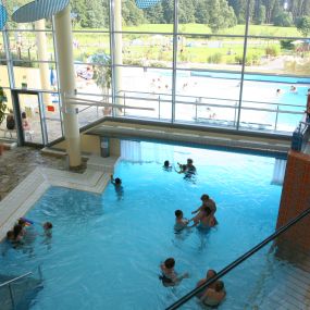 Schwimm- und Attraktionsbecken in der Therme Obernsees