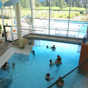 Schwimm- und Attraktionsbecken in der Therme Obernsees