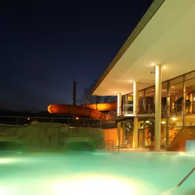 Schwimm- und Attraktionsbecken in der Therme Obernsees