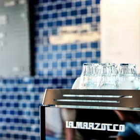 You can see and of course taste the passion and expertise of our barista right down to the milk foam. Our coffee beans are sourced from Coffee Circle, a Berlin-based social enterprise.

On the first floor of our café, you can enjoy the lovingly prepared desserts and hot drinks in a relaxed atmosphere. You can also sit outside with a view of the Forum on Museum Island or the hustle and bustle of Oranienburger Straße.