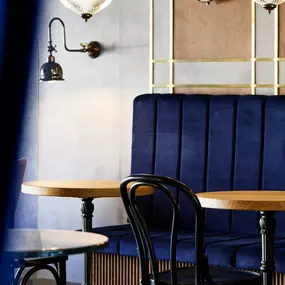 You can see and of course taste the passion and expertise of our barista right down to the milk foam. Our coffee beans are sourced from Coffee Circle, a Berlin-based social enterprise.

On the first floor of our café, you can enjoy the lovingly prepared desserts and hot drinks in a relaxed atmosphere. You can also sit outside with a view of the Forum on Museum Island or the hustle and bustle of Oranienburger Straße.