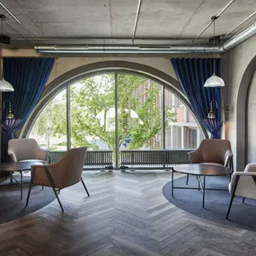 You can see and of course taste the passion and expertise of our barista right down to the milk foam. Our coffee beans are sourced from Coffee Circle, a Berlin-based social enterprise.

On the first floor of our café, you can enjoy the lovingly prepared desserts and hot drinks in a relaxed atmosphere. You can also sit outside with a view of the Forum on Museum Island or the hustle and bustle of Oranienburger Straße.