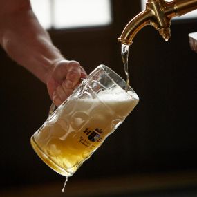 Im Dieselhaus fließt Bier aus dem Hofbräuhaus Traunstein. 1612 erstmals auf der Landkarte erschienen, ist das Traditionshaus heute ein absolutes Aushängeschild der bayerischen Braukunst. Die jahrhundertelange Erfahrung schmeckt man bis in die Schaumkrone.

Das familiengeführte Unternehmen nahe der österreichischen Grenze setzt auf reine Handwerkskunst und auf eine offene Gärung. Vom markanten Malzaroma über die feine Hopfen- und Hefenote bis hin zur samtigen Textur spürt man hier ein Gesamtkunst