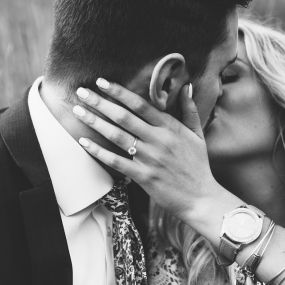 Die frisch verheirateten Eheleute küssen sich voller Leidenschaft, um den Abschluss ihrer bewegenden Freien Trauung zu feiern.
