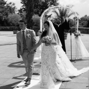 Das Brautpaar schreitet glücklich den Gang entlang nach ihrer Freien Trauung.