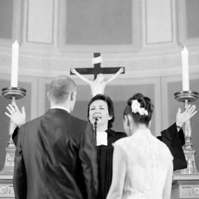 Ein bewegender Moment: Das Brautpaar tauscht Gelübde in der Kirche aus.