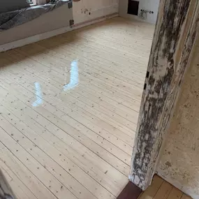 Das Bild zeigt frisch geschliffene Holzdielen mit geglätteter Oberfläche. Durch das Abschleifen werden Kratzer, Laufspuren und Abnutzungen entfernt – für ein sauberes, natürliches Erscheinungsbild.