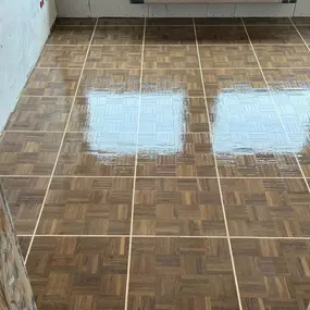 Das Bild zeigt einen frisch geölten Parkettboden mit gleichmäßiger, matter Oberfläche. Das Öl betont die natürliche Holzstruktur und sorgt für ein angenehmes Raumklima.