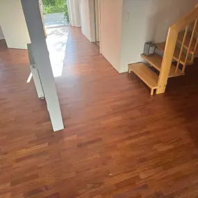 Das Bild zeigt einen frisch geschliffenen Parkettboden aus Kirschbaumholz. Die Oberfläche ist glatt, ebenmäßig und bereit für die anschließende Versiegelung oder Ölung.
