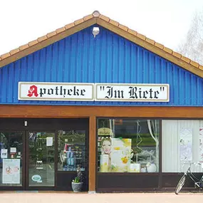 Aussenansicht der Apotheke im Riete