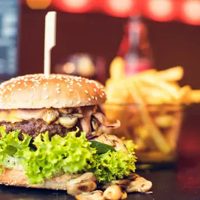 Caspari Burger mit Pommes