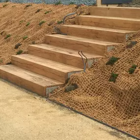 Spezialisten für Massivholzprodukte und Natursteinprodukte für den Innen und Aussenbereich.

Ob für Handwerker oder Händler, Architekten oder Bauherren, wir garantieren Ihnen unkomplizierte, reibungslose & kompetente Zusammenarbeit & beraten Sie gerne telefonisch oder persönlich über die verschiedenen Eigenschaften von Eiche oder Naturstein.

Wir sind spezialisiert in dem Verkauf von erstklassigem Eichenholz und hochwertigen Steinen für eine Vielzahl von Projekten. Unsere Eichenholzprodukte, von