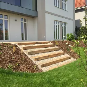 Spezialisten für Massivholzprodukte und Natursteinprodukte für den Innen und Aussenbereich.

Ob für Handwerker oder Händler, Architekten oder Bauherren, wir garantieren Ihnen unkomplizierte, reibungslose & kompetente Zusammenarbeit & beraten Sie gerne telefonisch oder persönlich über die verschiedenen Eigenschaften von Eiche oder Naturstein.

Wir sind spezialisiert in dem Verkauf von erstklassigem Eichenholz und hochwertigen Steinen für eine Vielzahl von Projekten. Unsere Eichenholzprodukte, von