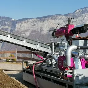 Der Gülleseparator wird für das Trennen der Gülle in die flüssig und feste Phase eingesetzt. Somit kann der Dünger dann gezielter eingesetzt werden.