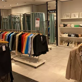 Bereich Damen Mode / Blazer des Marken Outlet Store in Bremen von Peek&Cloppenburg Hamburg