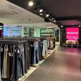 Hosenabteilung des Marken Outlet Store in Bremen von Peek&Cloppenburg Hamburg
