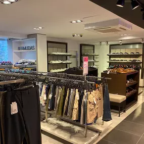 Bereich Herrenmode des Marken Outlet Store in Bremen von Peek&Cloppenburg Hamburg
