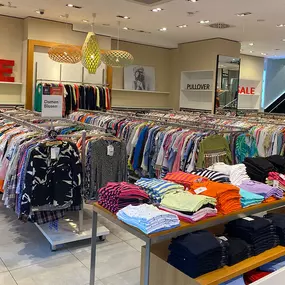 Bereich Damenmode des Marken Outlet Store in Bremen von Peek&Cloppenburg Hamburg