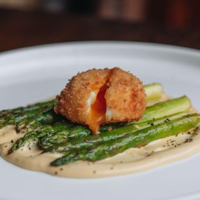 Asparagus, crispy egg, hollandaise