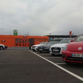Flota de la empresa de alquiler de coches Sixt en el aeropuerto de Girona.