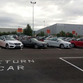 Flota de la empresa de alquiler de coches Sixt en el aeropuerto de Girona.