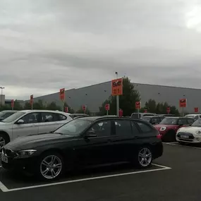 Flota de la empresa de alquiler de coches Sixt en el aeropuerto de Girona.