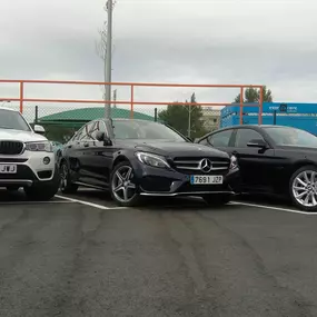 Flota de la empresa de alquiler de coches Sixt en el aeropuerto de Girona.