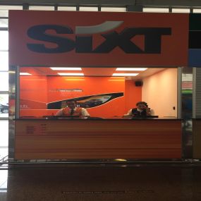 Sixt Alquiler De Coches Y Furgonetas en el  Aeropuerto El Prat