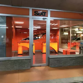 Oficina de Sixt alquiler de coches en el aeropuerto de Valencia