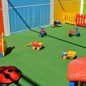 escuela-infantil-burbujas-colores-patio-05.jpg