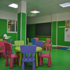 escuela-infantil-burbujas-colores-sillas-02.jpg