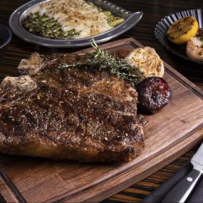 Steak on cutting board at Jack Binion’s Steak, inside Horseshoe Las Vegas. Jack Binion delivers on the legacy of the Binion name with an acclaimed selection of steaks cooked to perfection in an 1800-degree double broiler. Indulge in our seafood tower, innovative side dishes or satisfy your sweet tooth with a delectable dessert. Sip signature cocktails or choose your favorite drink from our award-winning wine and beer selection, right in the heart of the famed Vegas Strip.