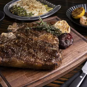 Steak on cutting board at Jack Binion’s Steak, inside Horseshoe Las Vegas. Jack Binion delivers on the legacy of the Binion name with an acclaimed selection of steaks cooked to perfection in an 1800-degree double broiler. Indulge in our seafood tower, innovative side dishes or satisfy your sweet tooth with a delectable dessert. Sip signature cocktails or choose your favorite drink from our award-winning wine and beer selection, right in the heart of the famed Vegas Strip.