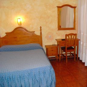 hostal-bellas-cama-espejo-02.jpg