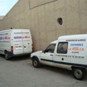 269195-radiadores-la-vega-cb-blancos-estacionados.jpg