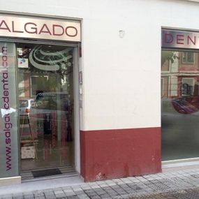 entrada_clinica_dental_salgado.jpg