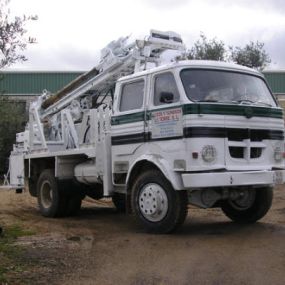 pozos-y-sondeos-la-torre-camion-perforaciones.jpg