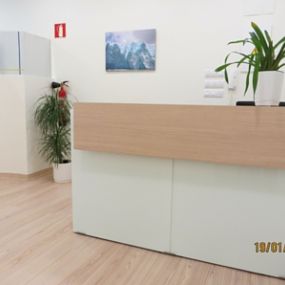 CLINICA-DENTAL-LUIS-MIGUEL-RUIZ-SANTANDER-mostrador-04-g.jpg