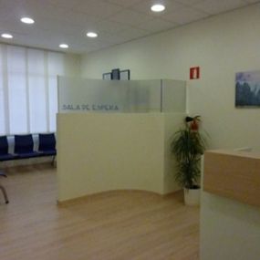 CLINICA-DENTAL-LUIS-MIGUEL-RUIZ-SANTANDER-sala-espera-03-g.jpg